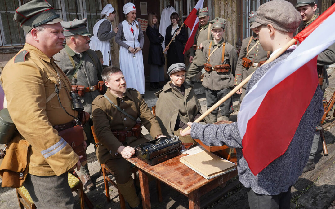 HISTORYCZNA INSCENIZACJA NA DWORCU KOLEJOWYM [GALERIA]