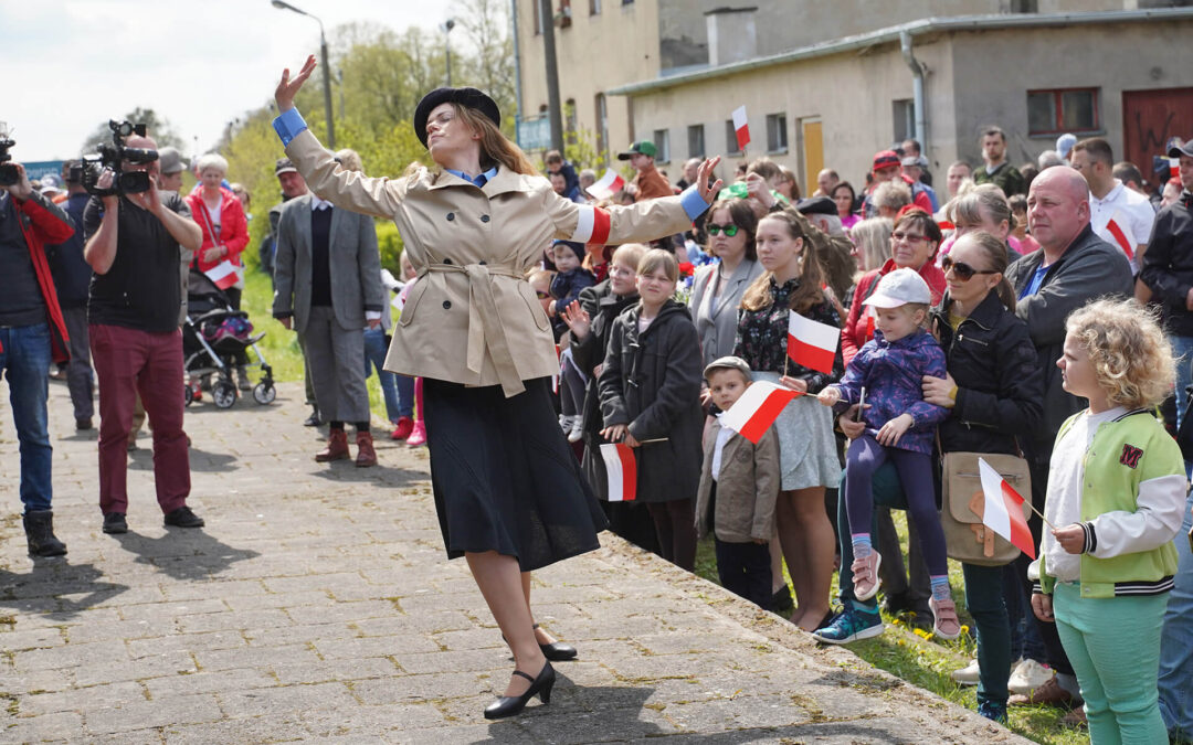 MAJOWA INSCENIZACJA NA DWORCU W SĘPÓLNIE [TELEEXPRESS]