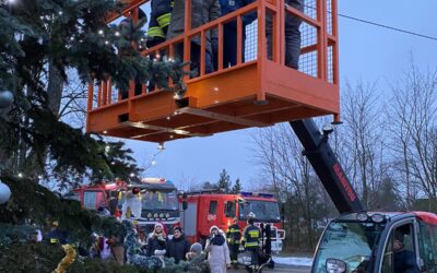 KOCZALSKA CHOINKA PRZYOZDOBIONA PRZEZ MIESZKAŃCÓW