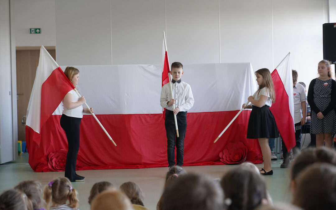 SZKOLNE UROCZYSTOŚCI PATRIOTYCZNE [GALERIA]