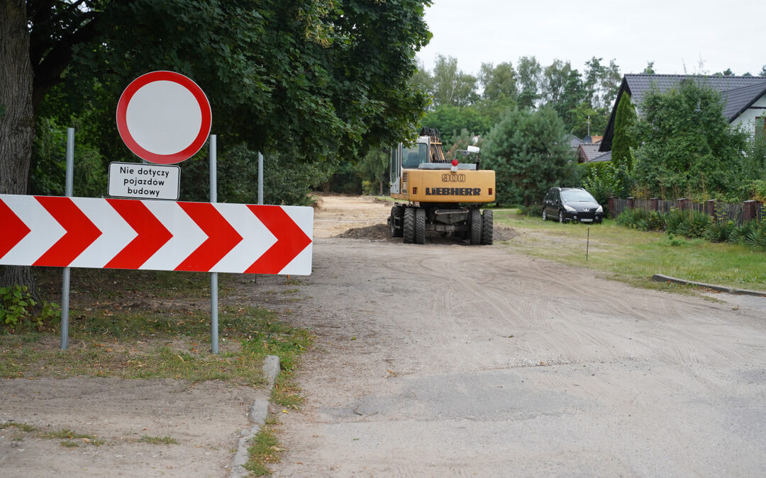 TRWAJĄ PRACE DROGOWE NA ULICY TURYSTYCZNEJ W SĘPÓLNIE KRAJEŃSKIM