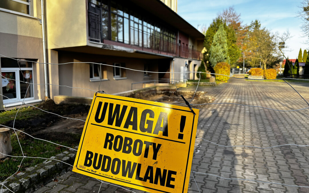WEJŚCIE DO SP 3 W SĘPÓLNIE KRAJEŃSKIM BĘDZIE ZMODERNIZOWANE