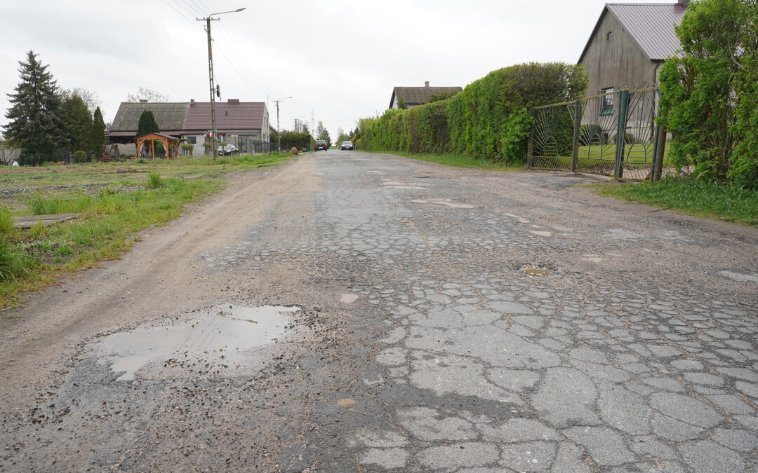 MIESZKAŃCY GROCHOWCA BĘDĄ MIELI WYREMONTOWANĄ DROGĘ