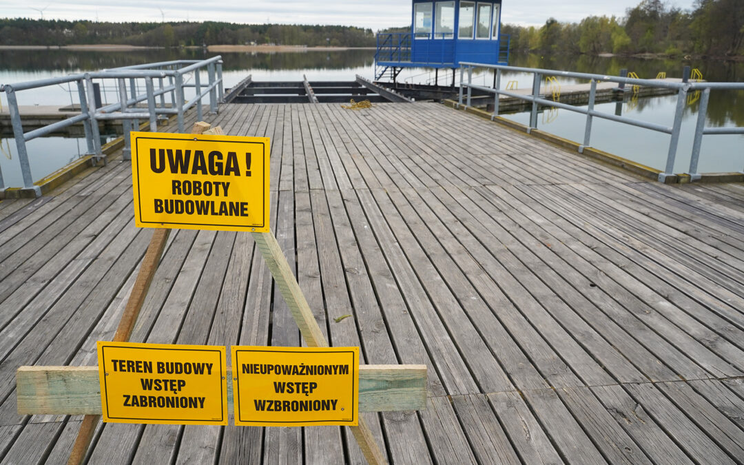 TRWA REMONT POMOSTU NA PLAŻY OSIR